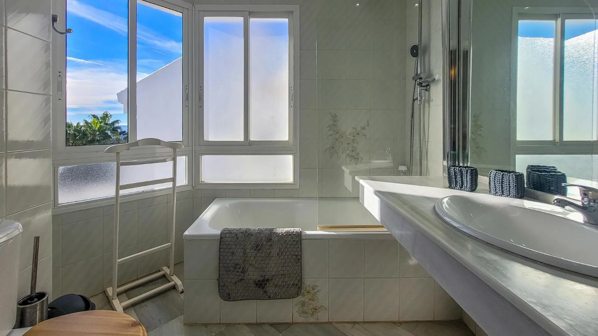 ☆Cozy 2Br Apt. With Sea Views Wifi/Ac/Parking Sitio de Calahonda