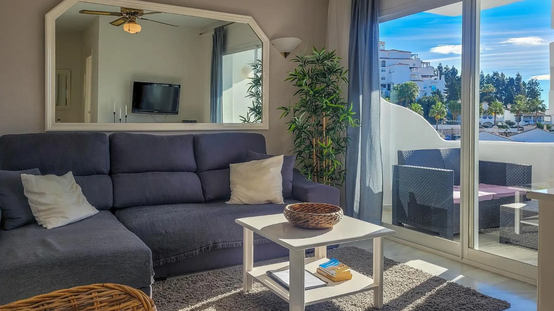 ☆Cozy 2Br Apt. With Sea Views Wifi/Ac/Parking contacts